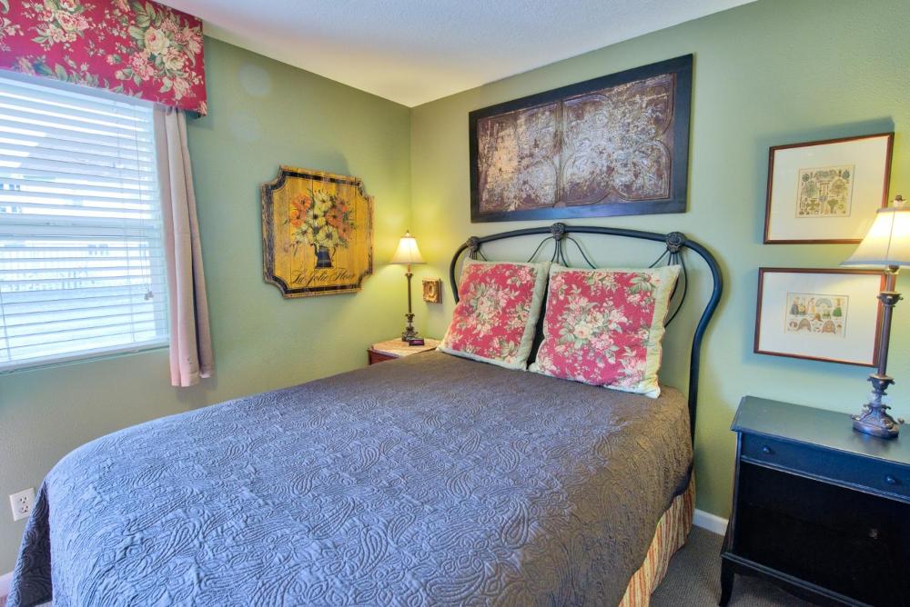 Queen Room - Dog Friendly interior